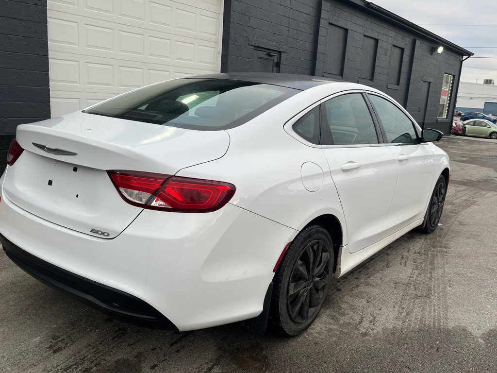 2015 Chrysler 200 Image 6