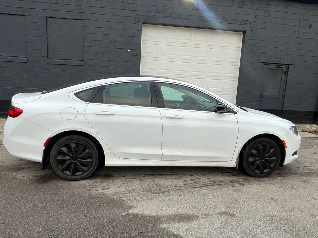 2015 Chrysler 200 Image 8