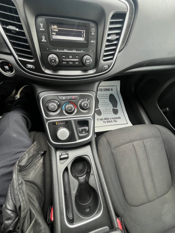 2015 Chrysler 200 Image 10