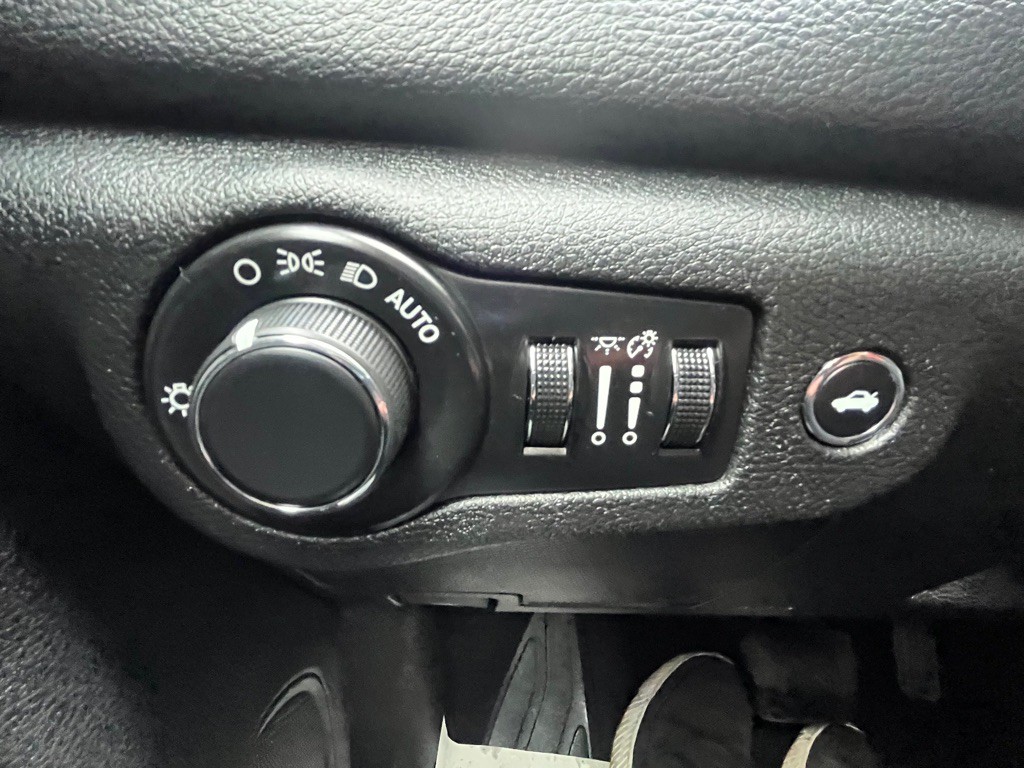 2015 Chrysler 200 Image 12