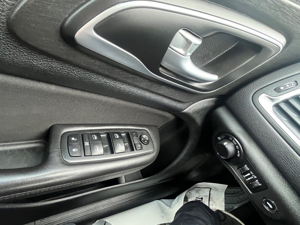 2015 Chrysler 200 Image 17