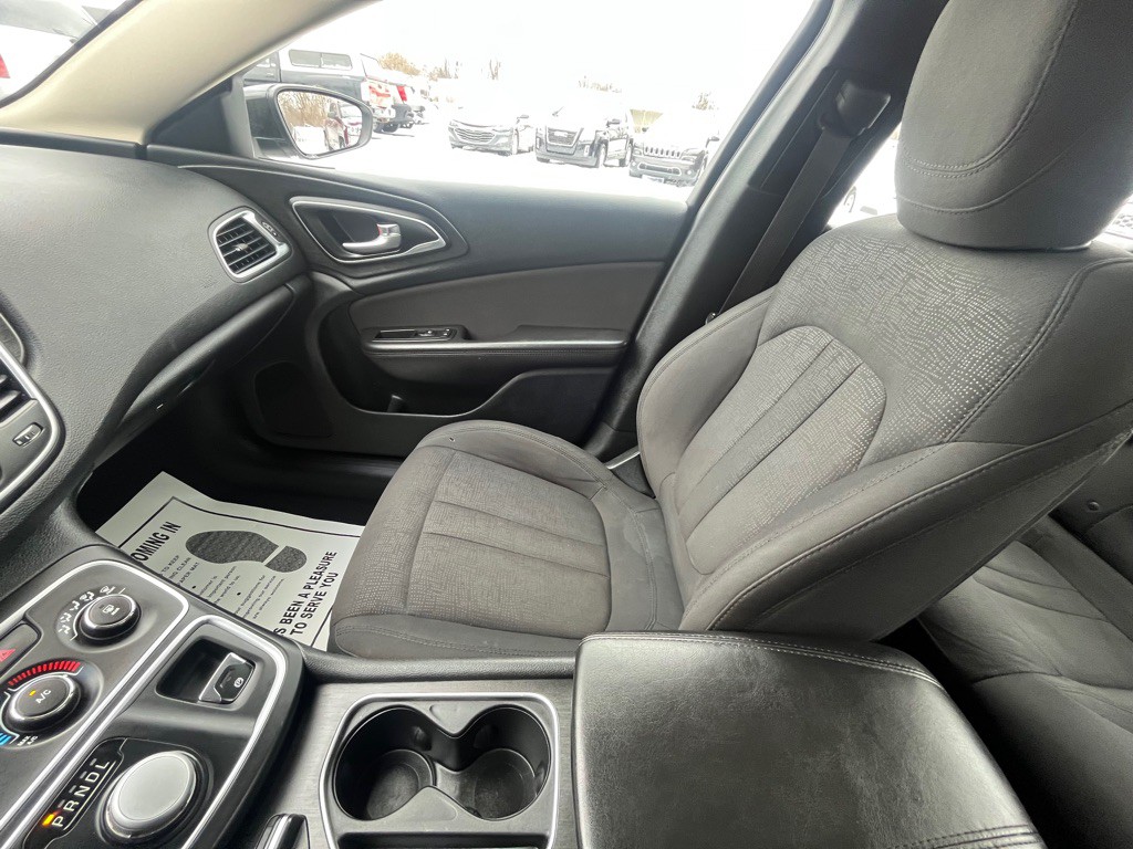 2015 Chrysler 200 Image 19