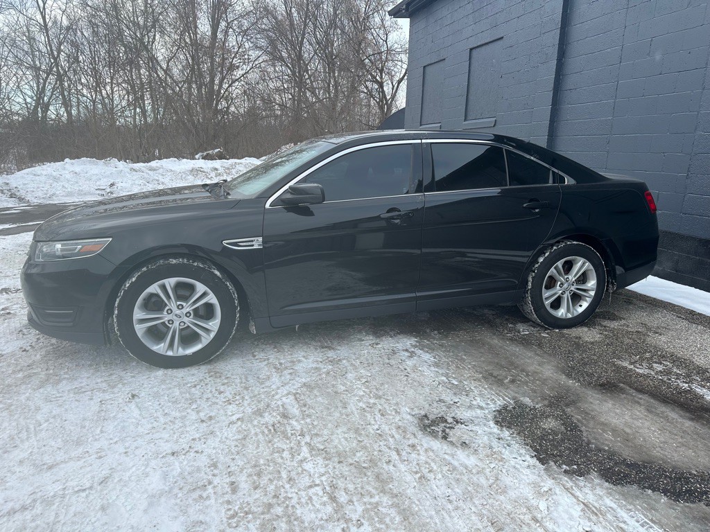 2015 Ford Taurus Image 2