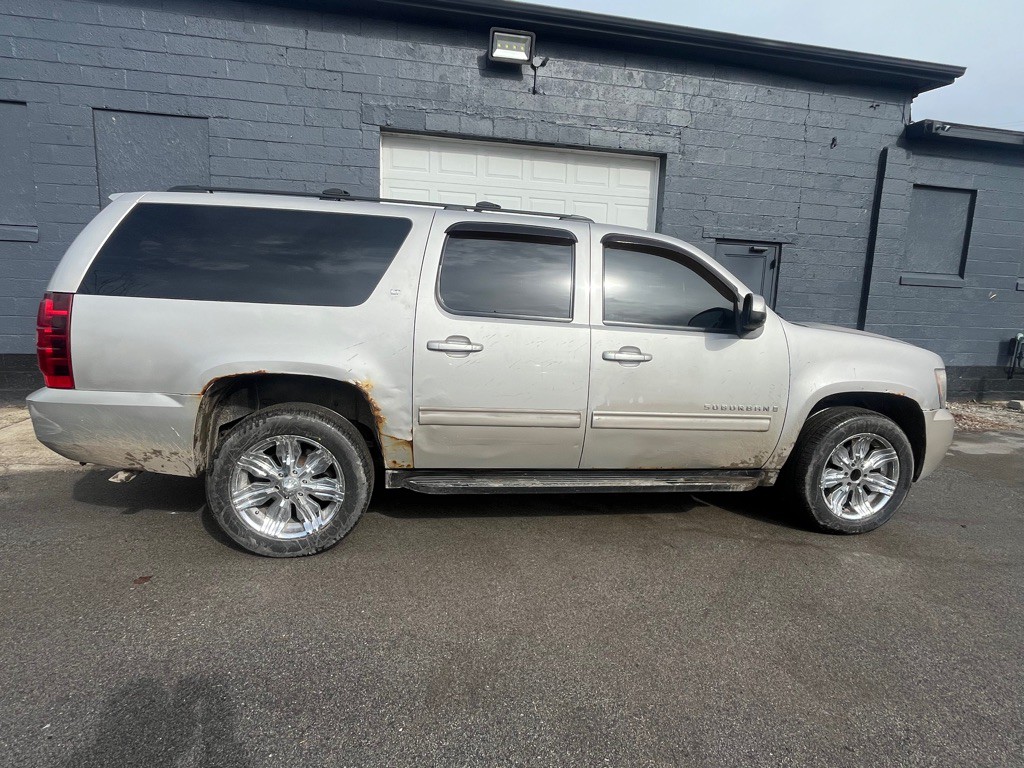 2009 Chevrolet Suburban Image 2