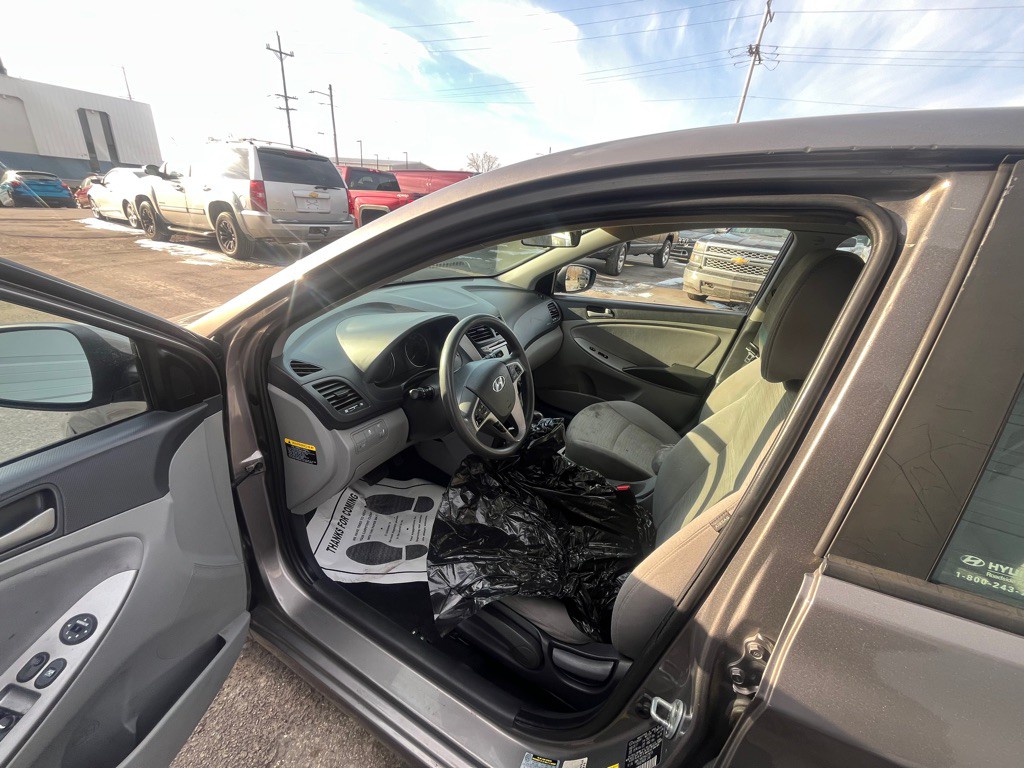 2017 Hyundai Accent Image 9