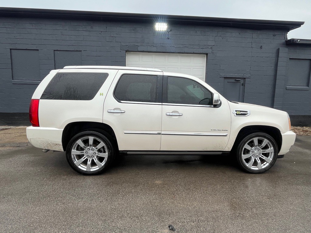 2013 Cadillac Escalade Image 2