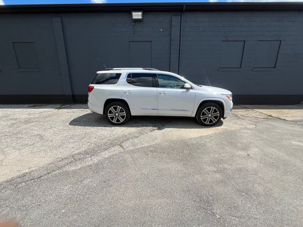 2017 GMC Acadia Image 2