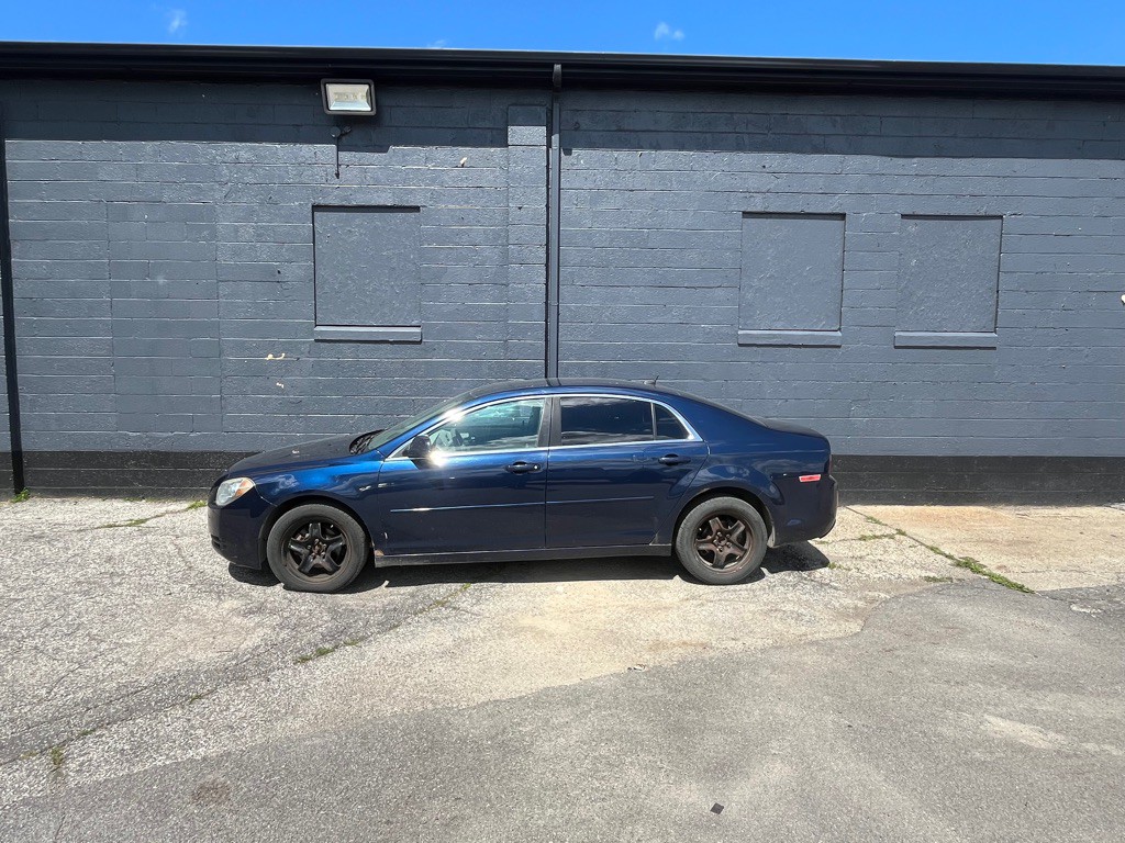 2011 Chevrolet Malibu Image 2