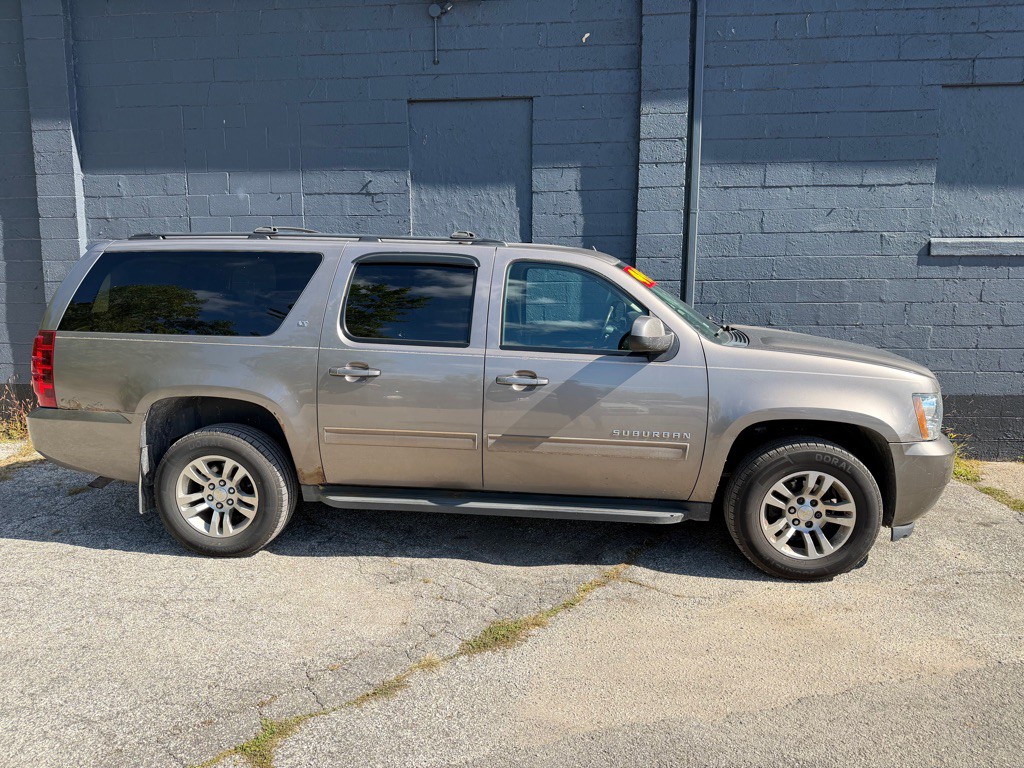 2011 Chevrolet Suburban Image 2