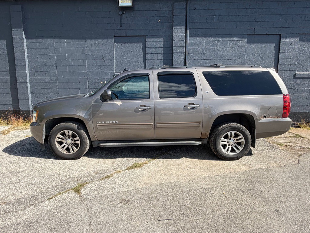 2011 Chevrolet Suburban Image 3