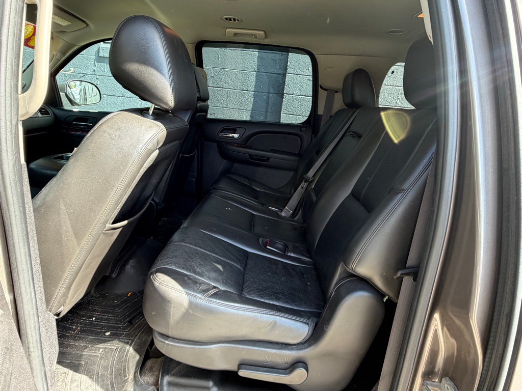 2011 Chevrolet Suburban Image 11