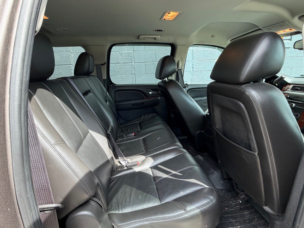 2011 Chevrolet Suburban Image 14