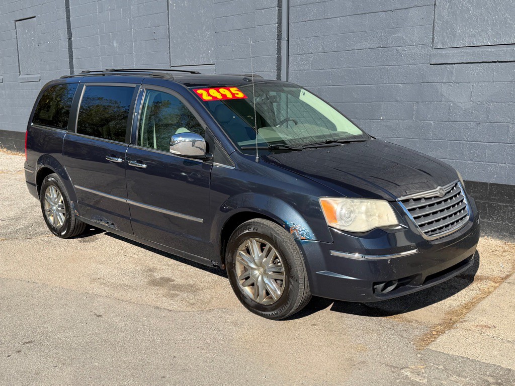 2008 Chrysler Town & Country Image 1
