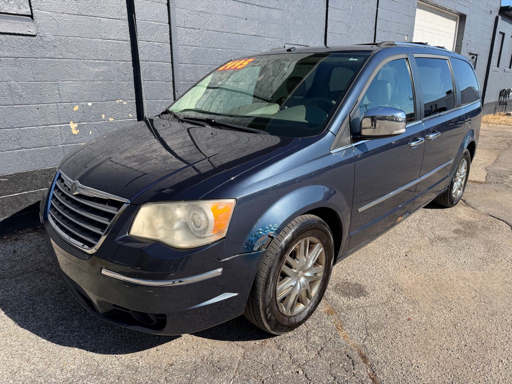 2008 Chrysler Town & Country Image 2