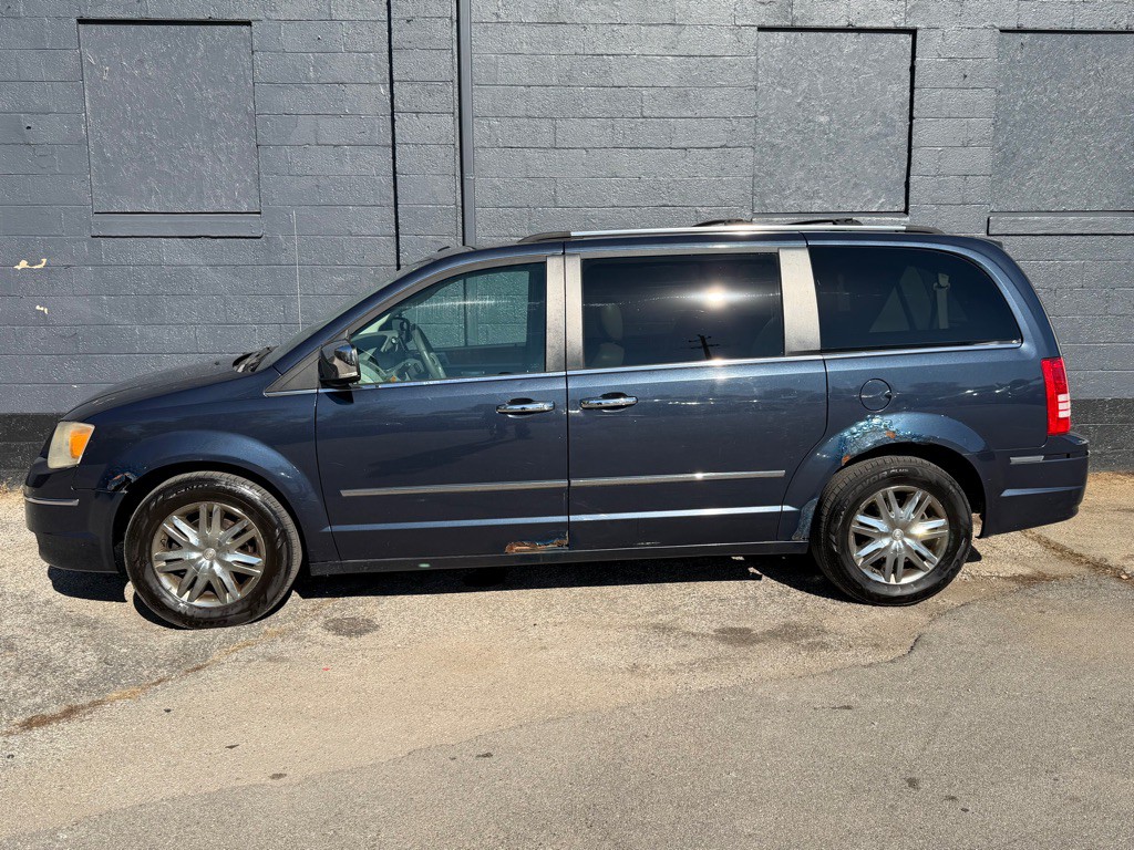 2008 Chrysler Town & Country Image 3