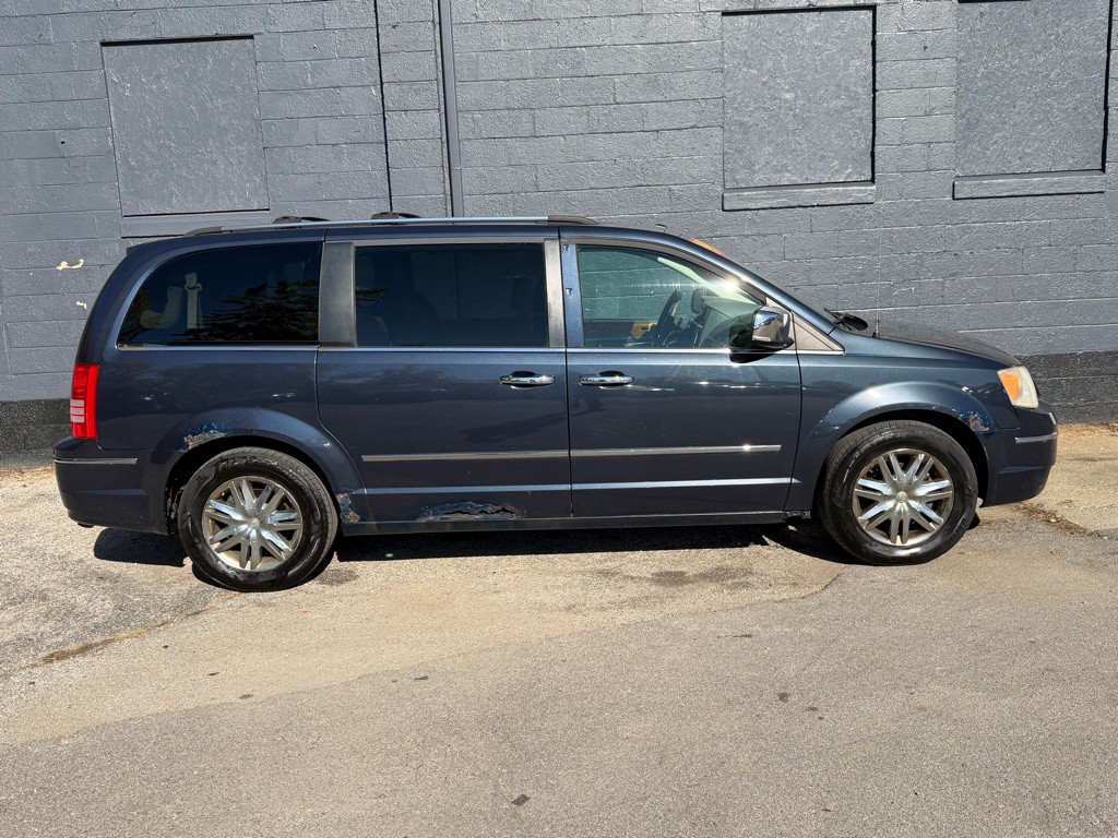 2008 Chrysler Town & Country Image 4