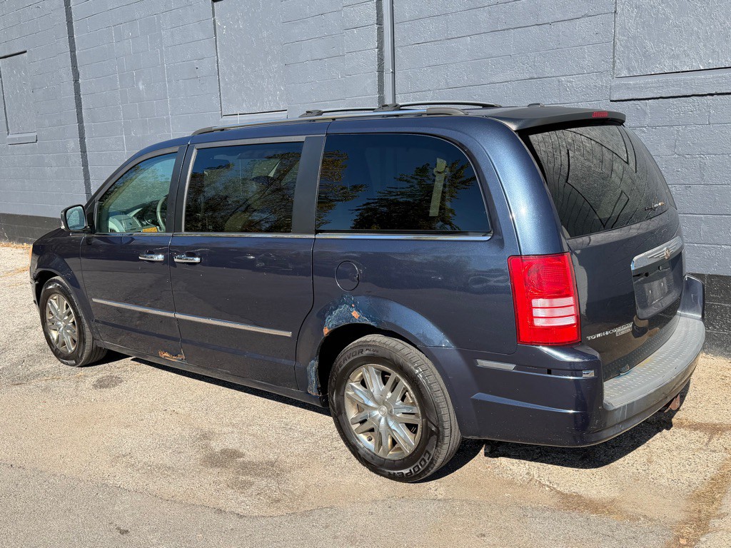 2008 Chrysler Town & Country Image 5