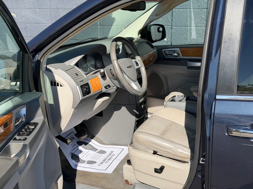 2008 Chrysler Town & Country Image 8