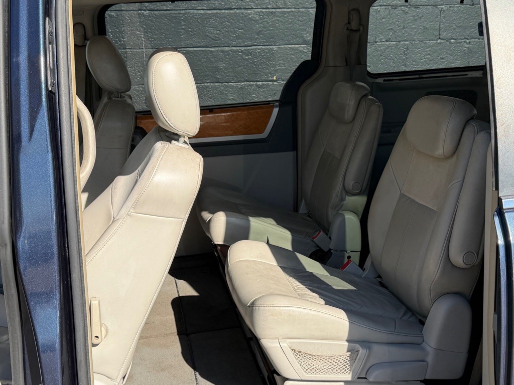 2008 Chrysler Town & Country Image 9