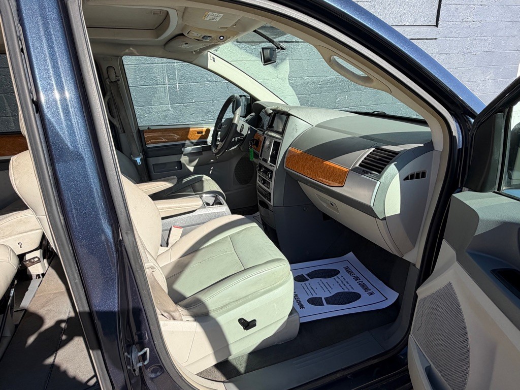 2008 Chrysler Town & Country Image 10