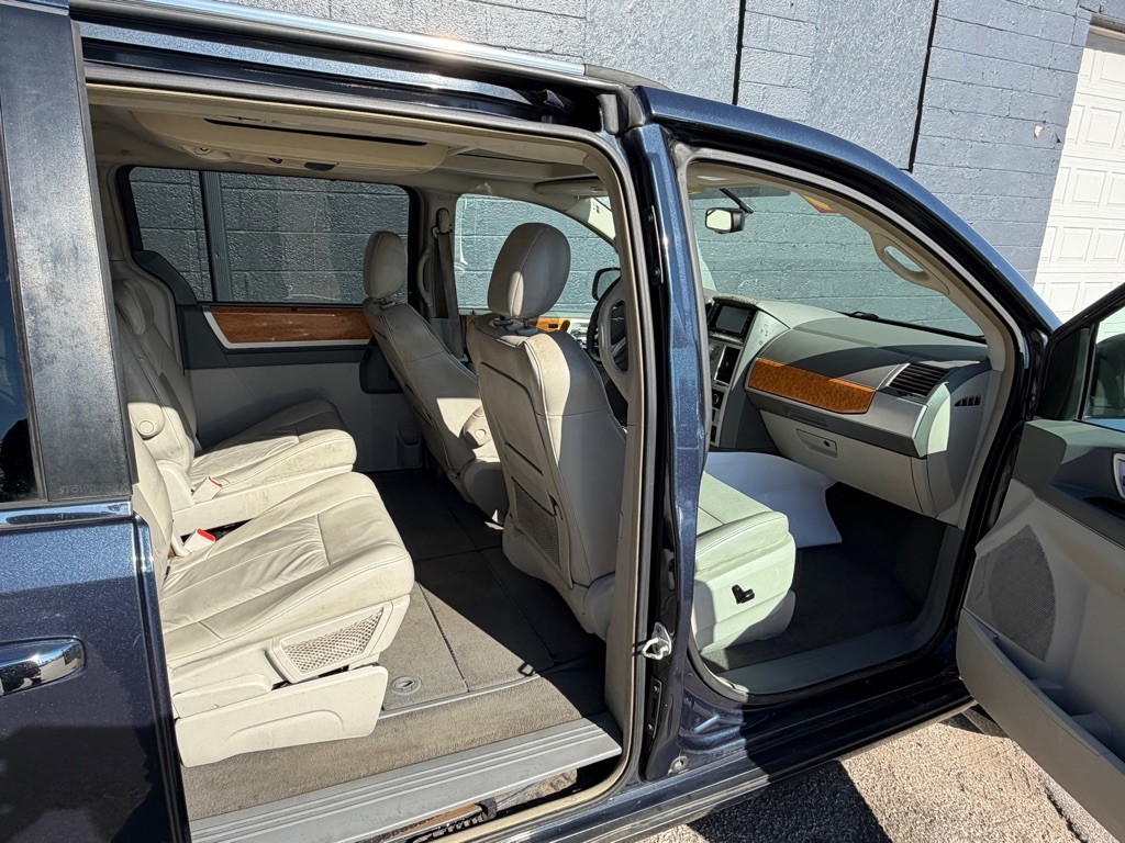 2008 Chrysler Town & Country Image 11