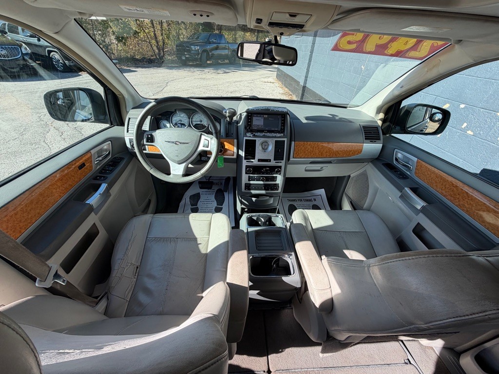 2008 Chrysler Town & Country Image 12