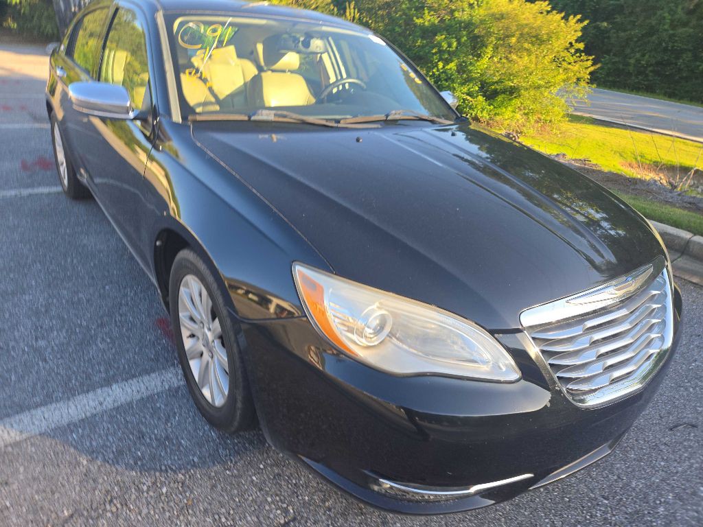 2013 Chrysler 200 Image 2