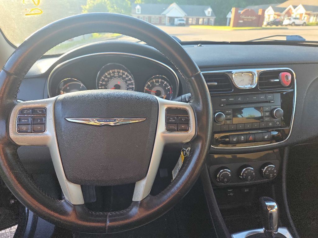 2013 Chrysler 200 Image 5