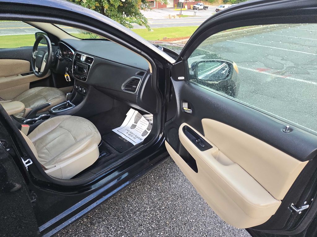 2013 Chrysler 200 Image 6