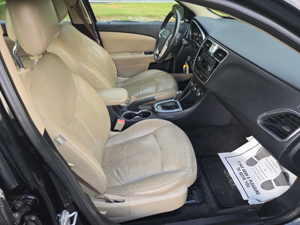 2013 Chrysler 200 Image 7