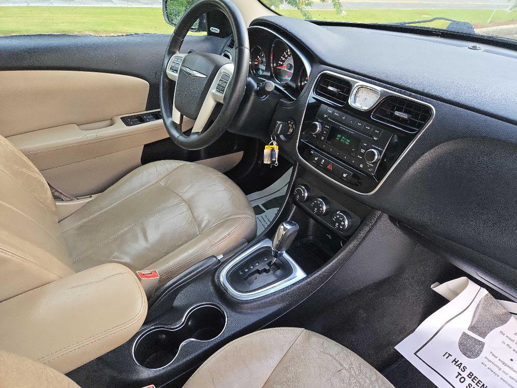2013 Chrysler 200 Image 8
