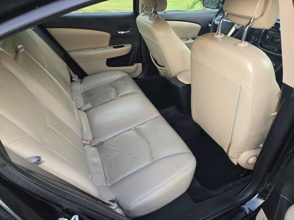 2013 Chrysler 200 Image 9