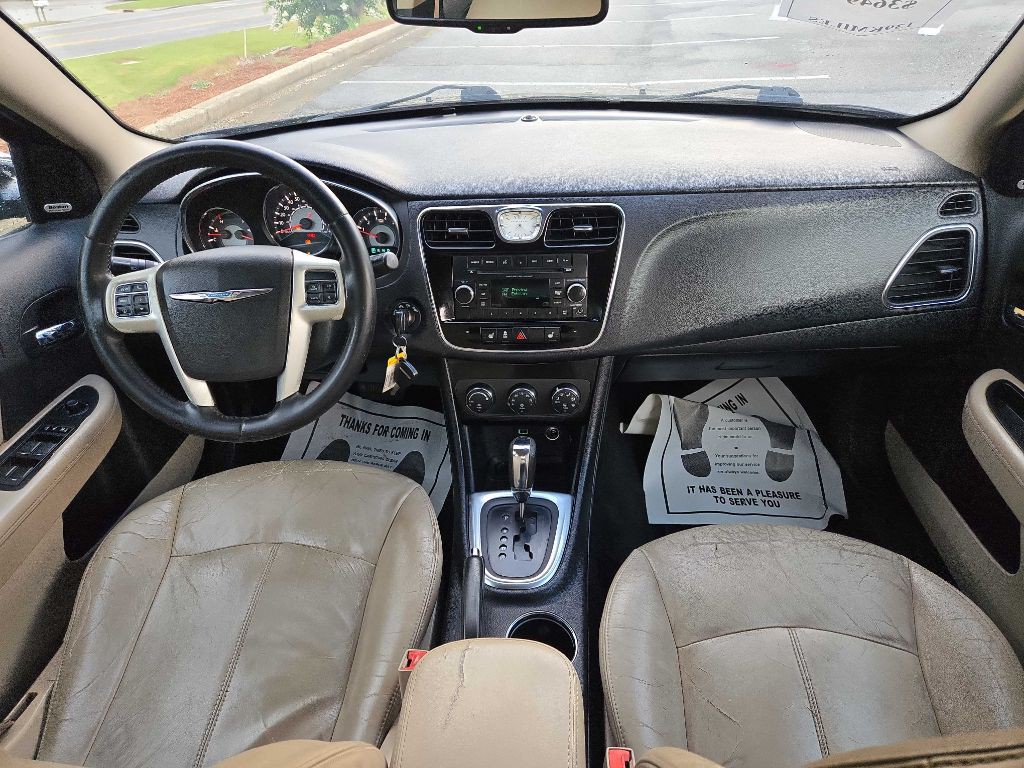 2013 Chrysler 200 Image 11