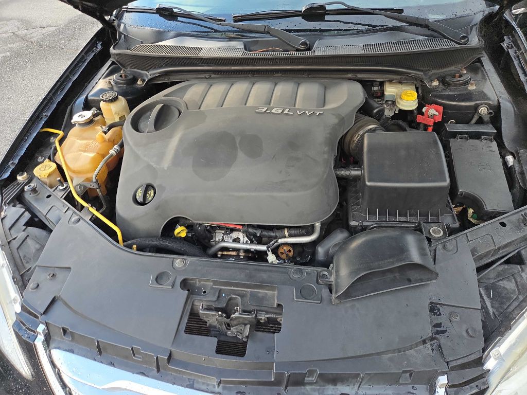 2013 Chrysler 200 Image 16