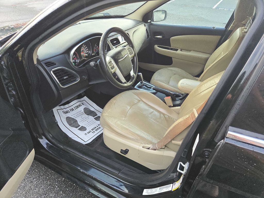 2013 Chrysler 200 Image 17