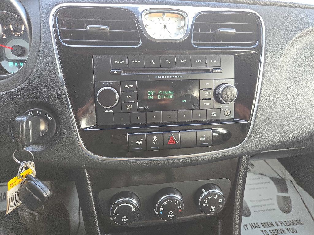 2013 Chrysler 200 Image 24