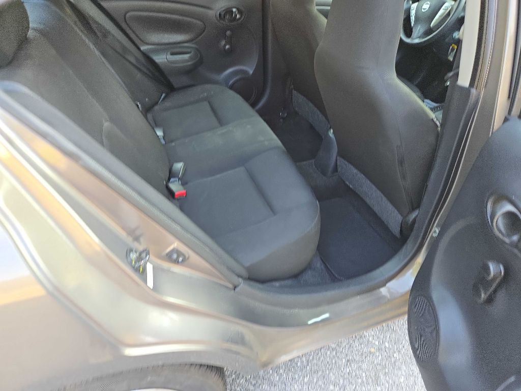 2015 Nissan Versa Image 9