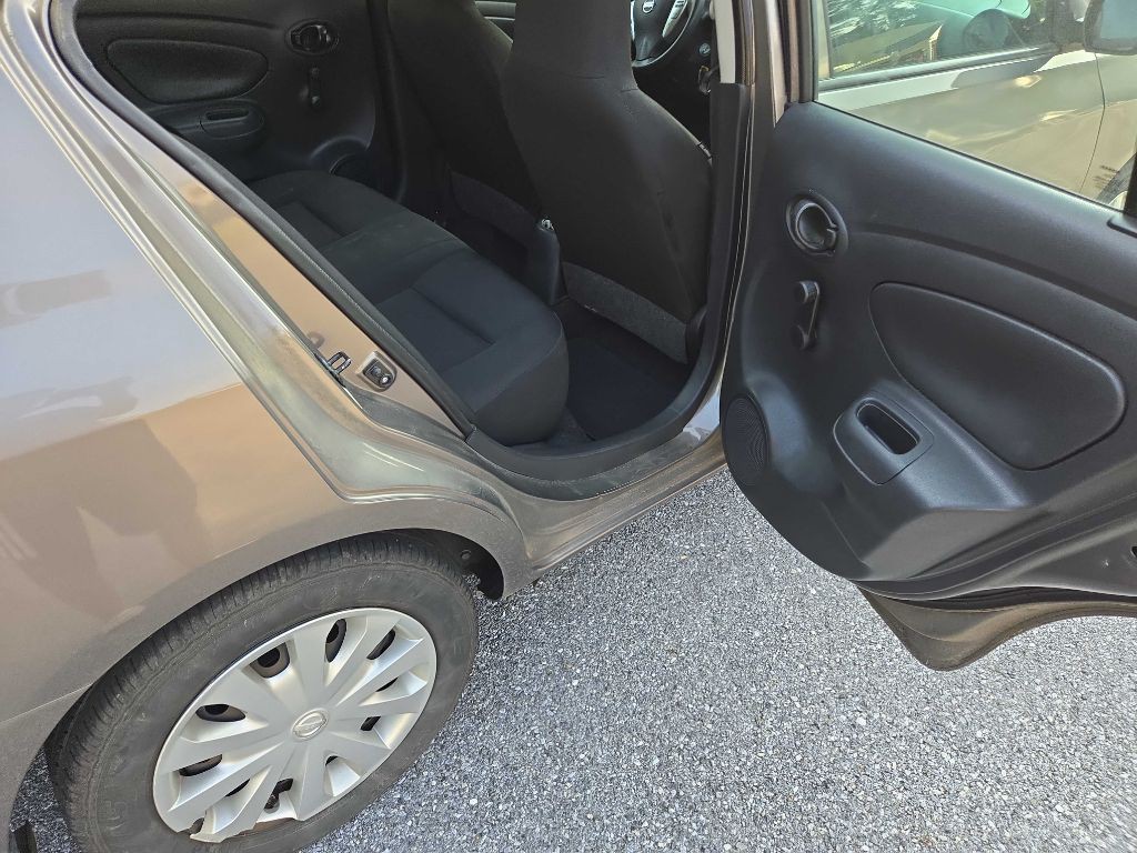2015 Nissan Versa Image 15