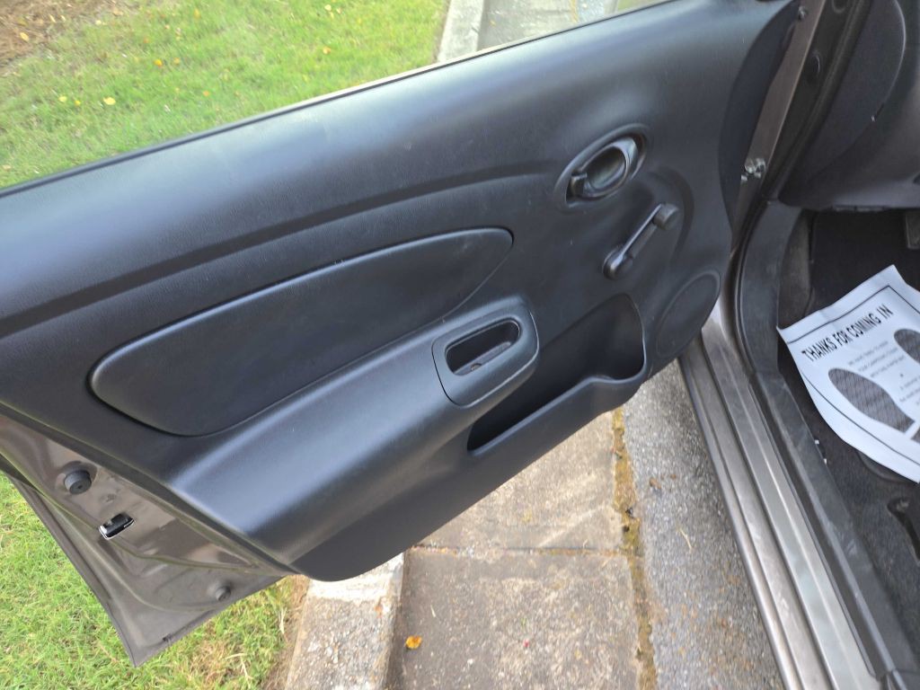2015 Nissan Versa Image 24