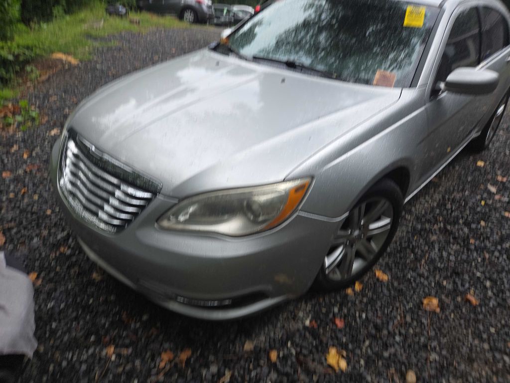 2012 Chrysler 200 Image 2