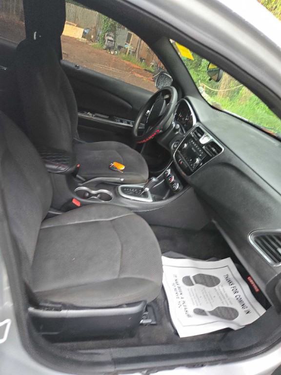 2012 Chrysler 200 Image 3