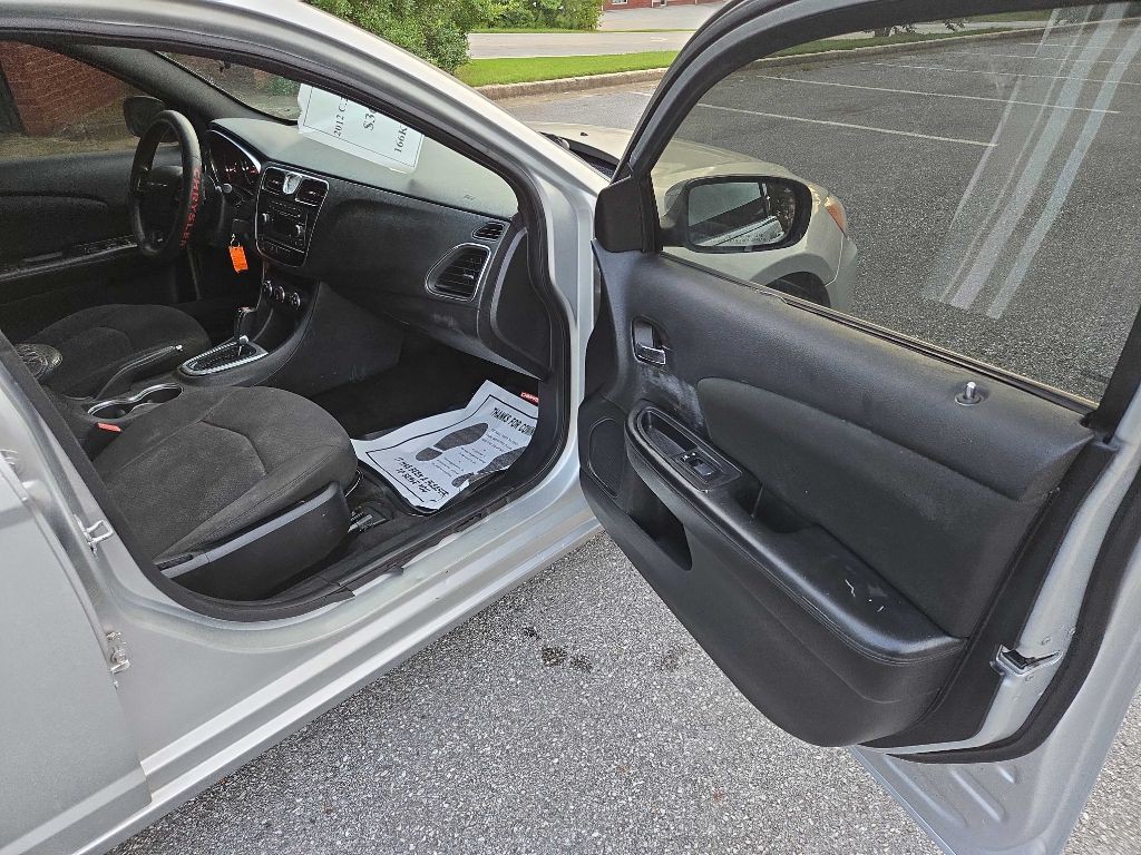 2012 Chrysler 200 Image 5