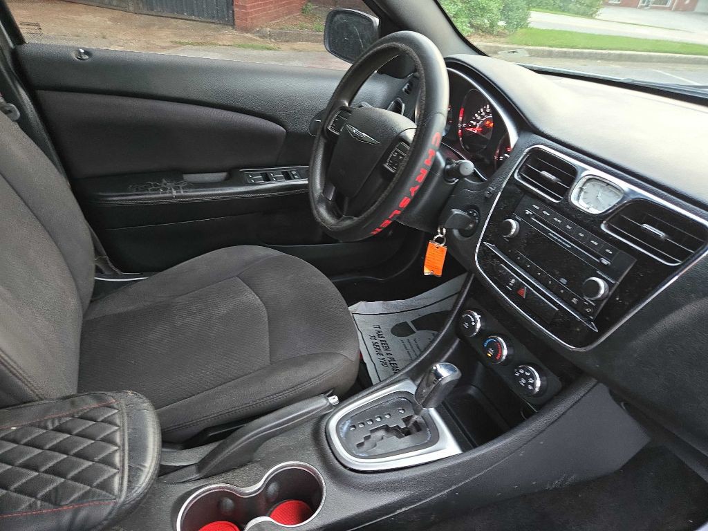 2012 Chrysler 200 Image 6