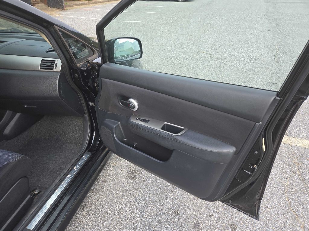 2012 Nissan Versa Image 6