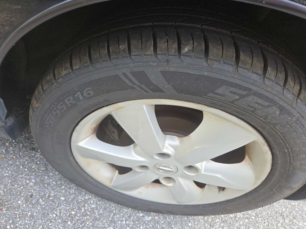 2012 Nissan Versa Image 16