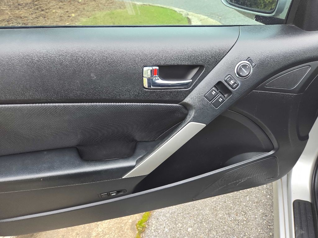 2010 Hyundai Genesis Image 17