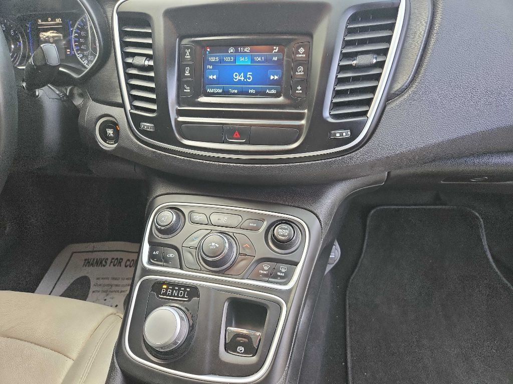 2015 Chrysler 200 Image 14