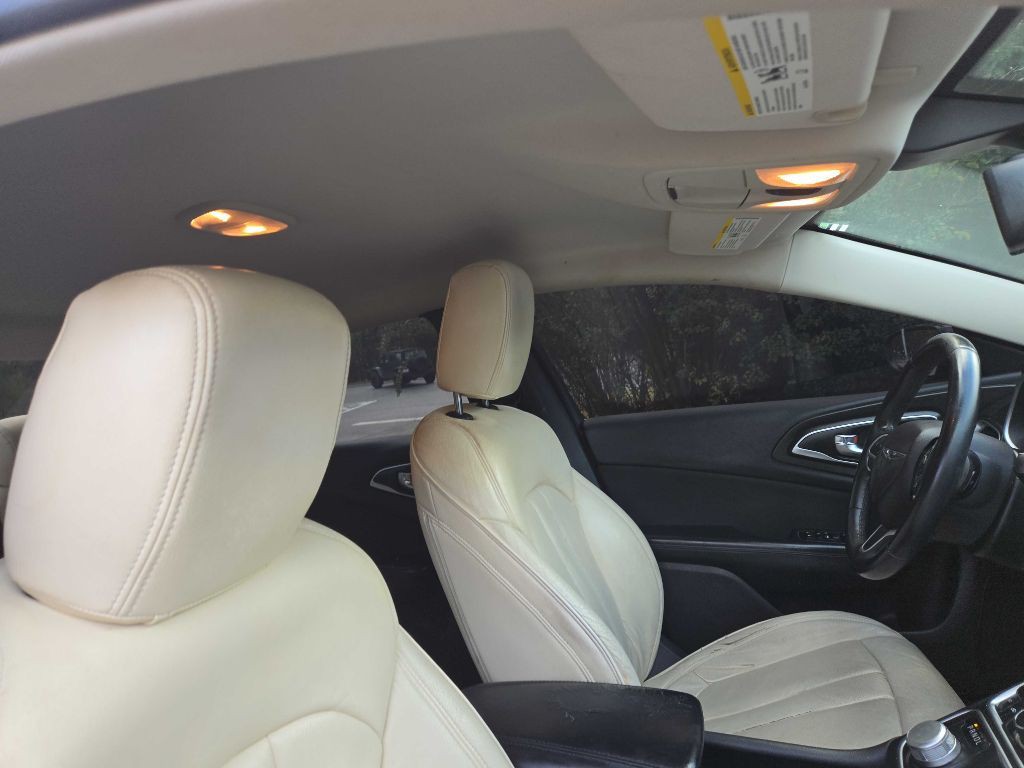 2015 Chrysler 200 Image 15