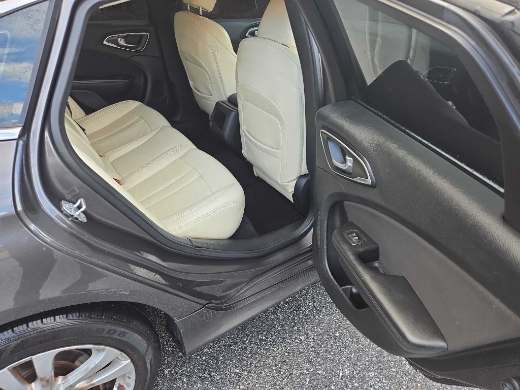 2015 Chrysler 200 Image 17