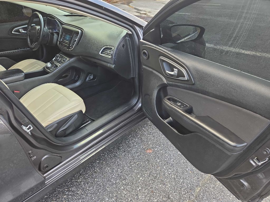 2015 Chrysler 200 Image 10